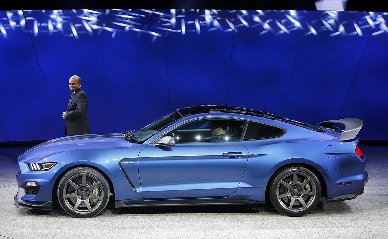 Raj Nair, vicepresidente de Ford, junto al Mustang GT 350 R