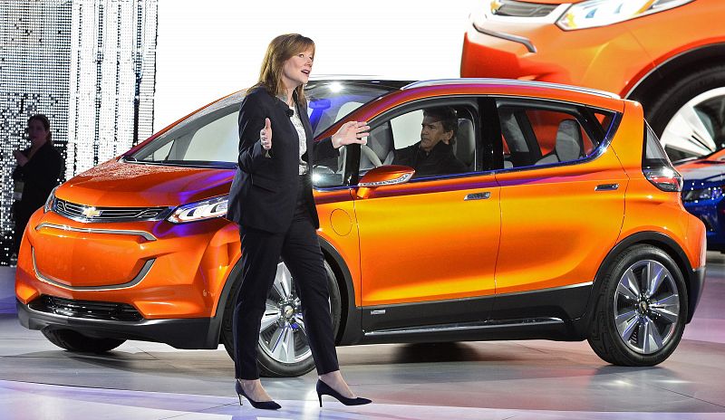 La consejera delegada de General Motors, Mary Barra, habla sobre el nuevo Chevrolet Bolt