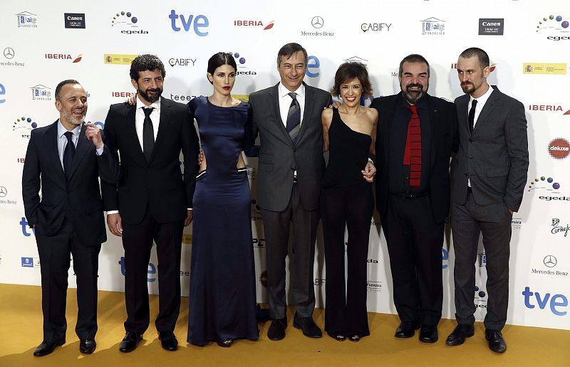 El director Alberto Rodríguez (2i) posa con el elenco de la película 'La Isla Mínima', protagonizada por Raúl Arévalo (d), Javier Gutiérrez (i), y Nerea Barros (3i), entre otros, en el photocall previo a la gala de los XX Premios Forqué