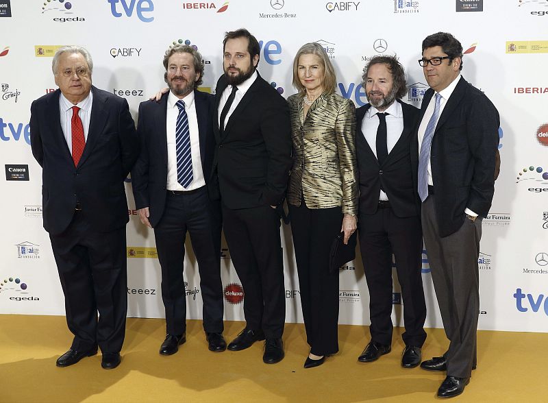 El director Carlos Vermut (3i) posa con el elenco de 'Magical girl', en los XX Premios Forqué