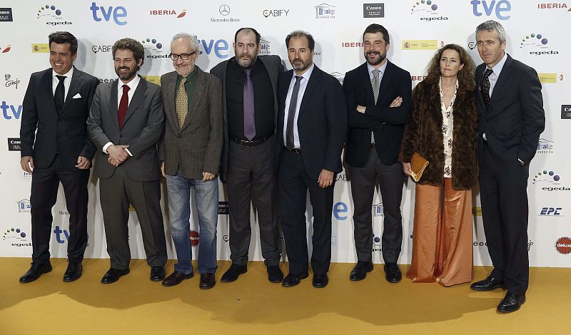 El director Emilio Martínez-Lázaro (3i) posa junto al elenco de 'Ocho apellidos vascos'