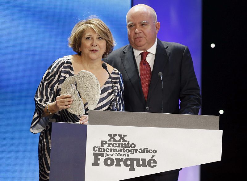 Los productores Agustín Almodóvar (d) y Esther García Rodríguez (i) reciben el galardón al mejor largometraje latinoamericano, por 'Relatos Salvajes',