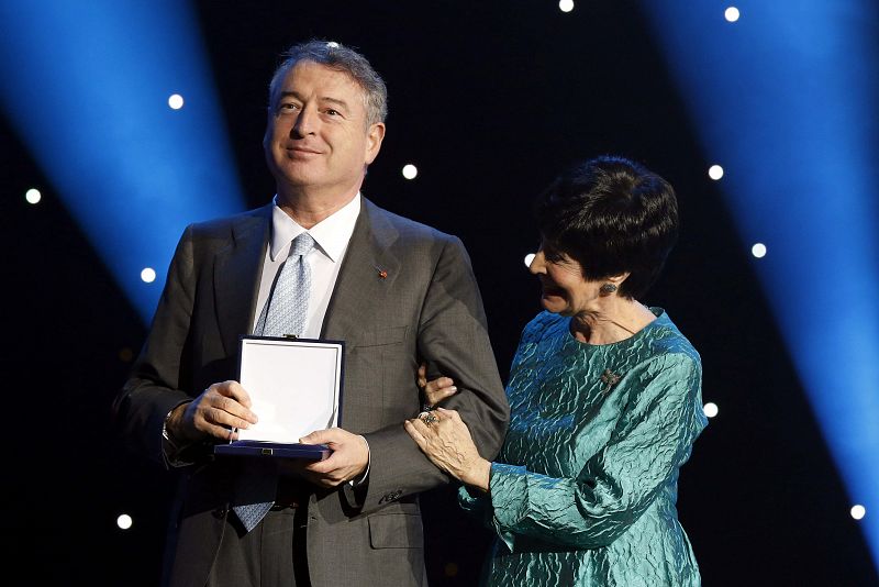 El presidente de RTVE, José Antonio Sánchez (i), recibe la medalla de oro de manos de la actriz Concha Velasco, durante la XX edición de los premios cinematográficos Jose Maria Forqué