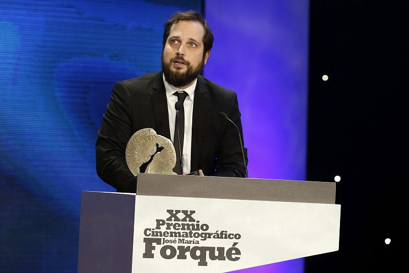 El director Carlos Vermut recoge en nombre de la actriz Bárbara Lennie el galardón a la mejor interpretación femenina, por su papel en 'Magical girl'