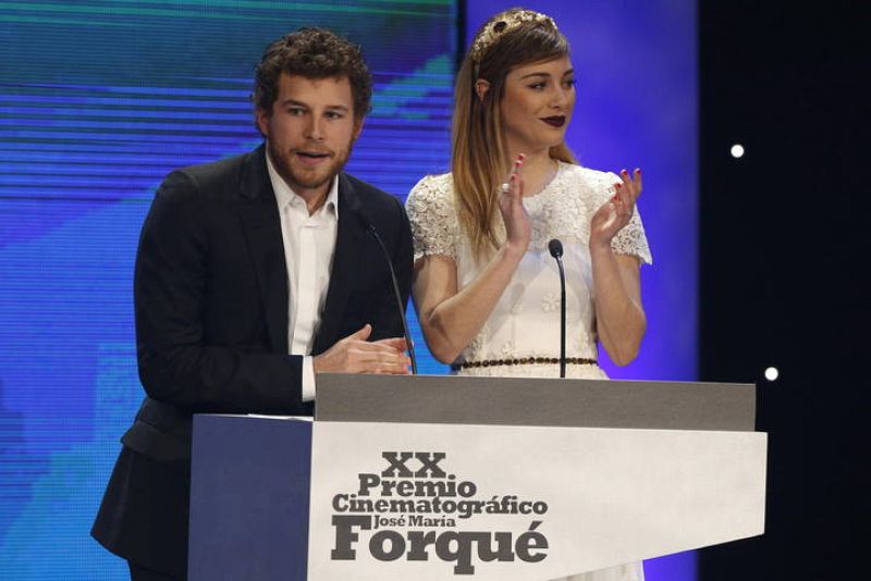 Los actores Blanca Suárez (d) y Álvaro Cervantes (i), durante la gala de los XX Premios Cinematograficos Jose María Forqué 