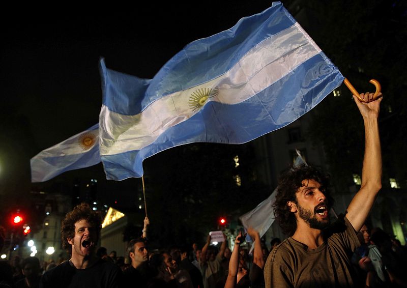 Un joven levanta una bandera de la República Argentina durante la manifestación por la muerte del fiscal Nisman.