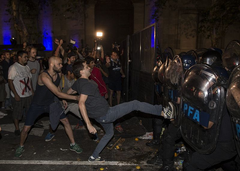 Disturbios durante la manifestación han dejado cuatro heridos en la Plaza de Mayo.