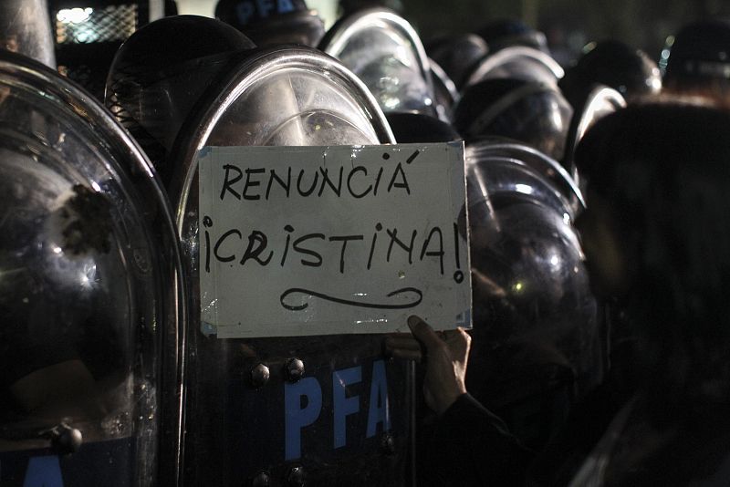 Un manifestante muestra un cartel pidiendo la dimisión de la presidente Cristina Fernández.