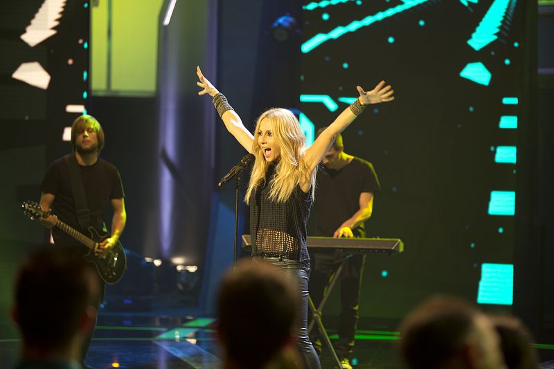 Marta Sánchez ha venido en busca de un hit que suene tan bien en su voz como su hit 'La que nunca se rinde'.