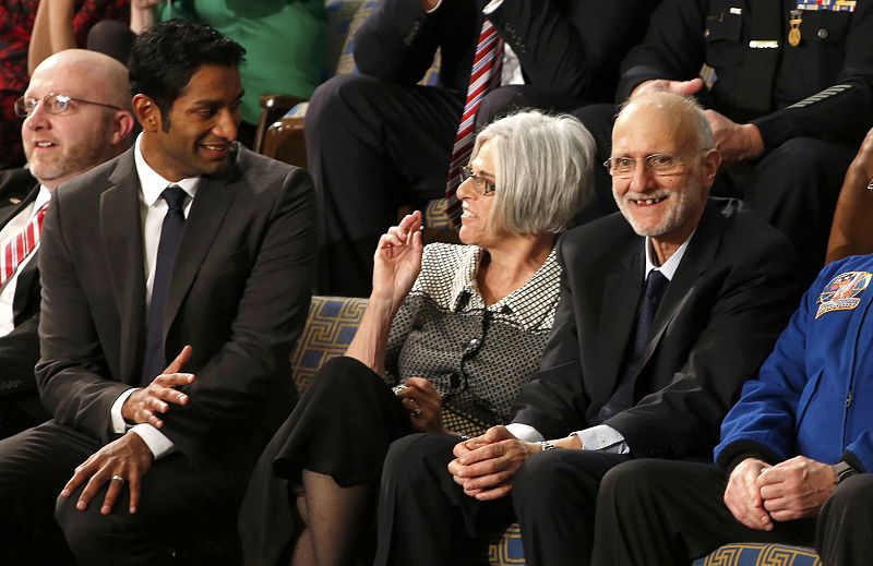 Judy Gross, esposa de Alan Gross, charla con el doctor Pranav Shetty, que trabajó en Liberia luchando contra el ébola.