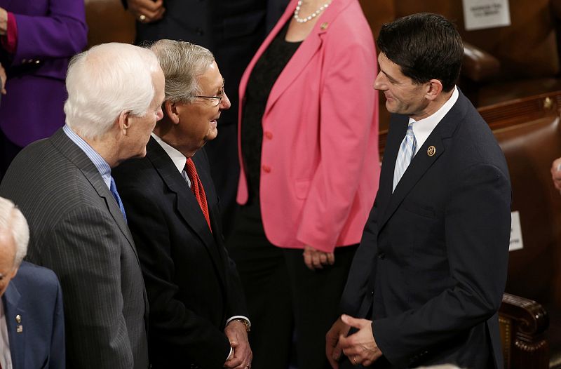 Los senadores de la mayoía en el Senado, Whip Cornyn y McConnell charlan con el senador Ryan.