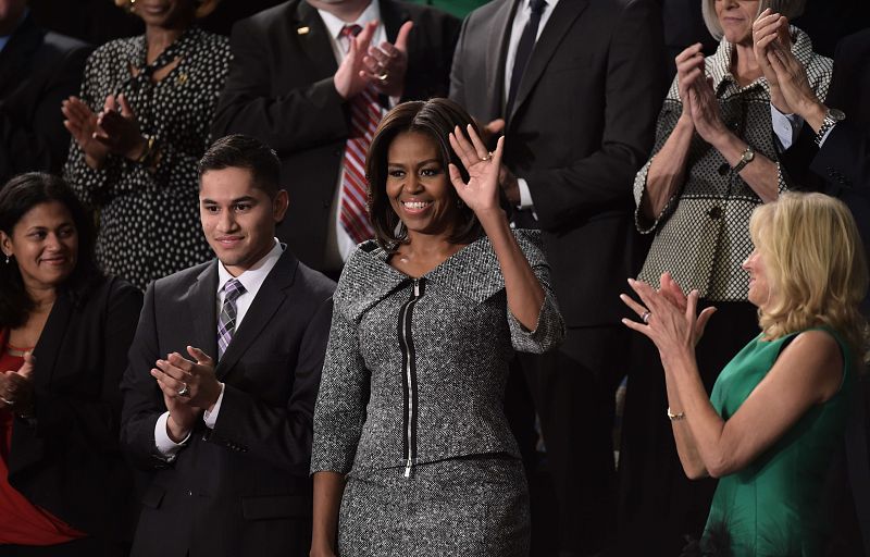 La primera dama Michelle Obama, acompañada por los invitados al discurso.