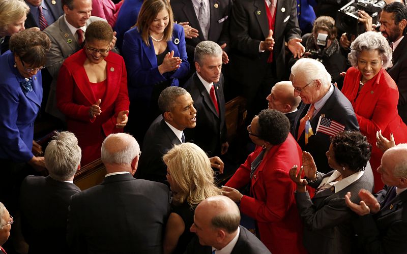 Obama es recibido por los congresistas y senadores en el Capitolio.