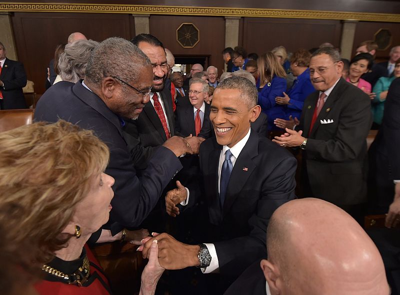 Obama saluda a su llegada al Congreso.