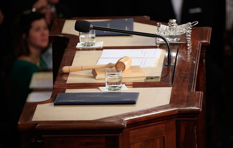 El discurso y el martillo sobre el atril del orador a la conlusión de la alocución.