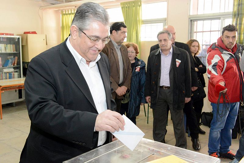 Dimitris Koutsoumbas, el líder del comunista KKE, antes de emitir su voto en Atenas.