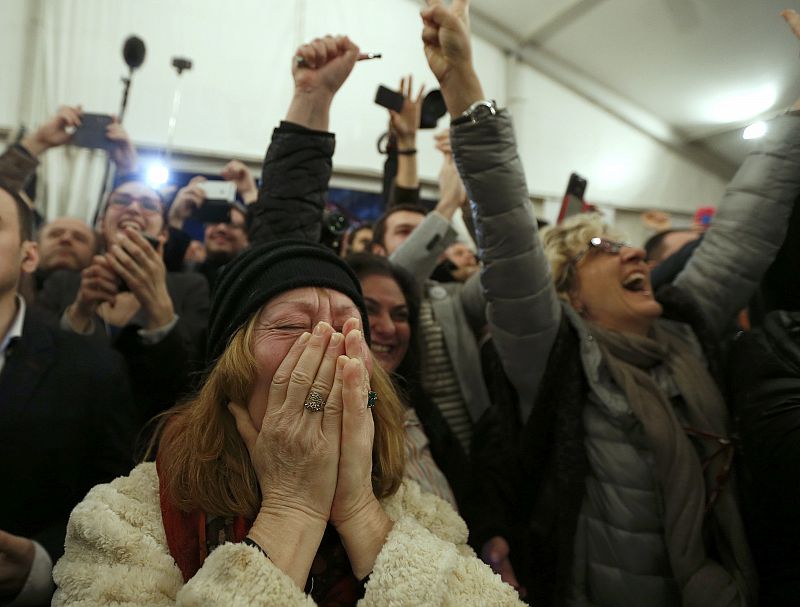 Los partidarios de Alexis Tsipras celebran los primeros sondeos de las elecciones en Grecia.