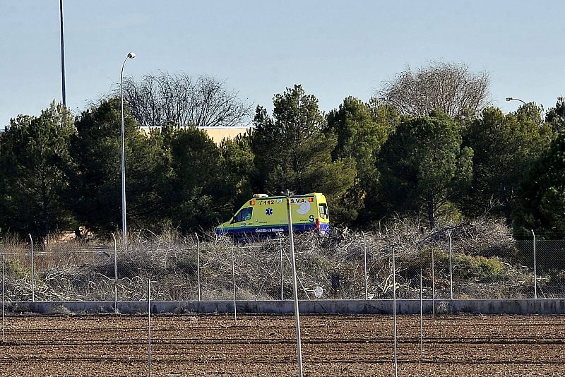 En la zona están trabajando helicópteros sanitarios, dos UVIS, ambulancias de urgencias y bomberos