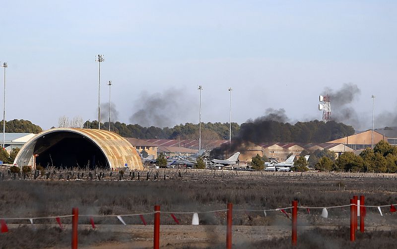 El humo negro provocado por las explosiones tras el accidente se veía a kilómetros de distancia.