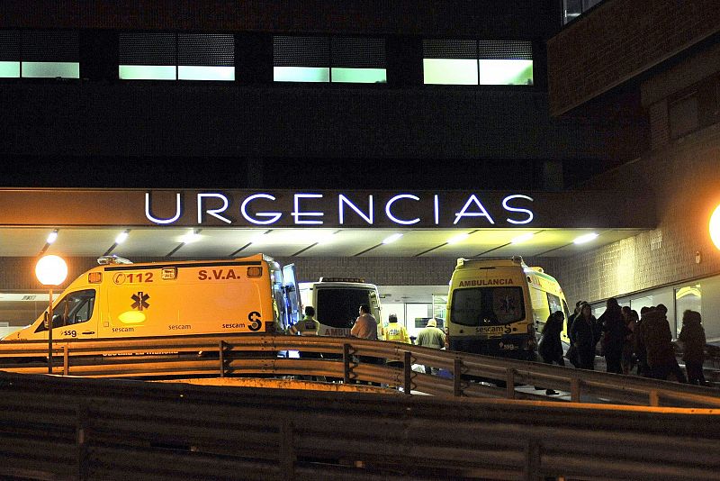 Varias ambulancias en la puerta de Urgencias del Hospital de Albacete, en el que se ha atendido a varios de los heridos.