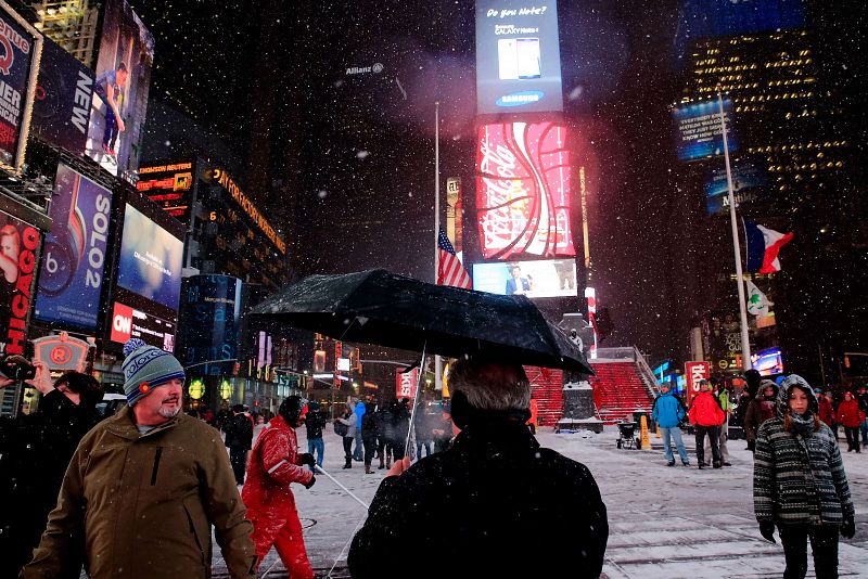 Peatones caminan sobre una nevada Times Square en Nueva York.