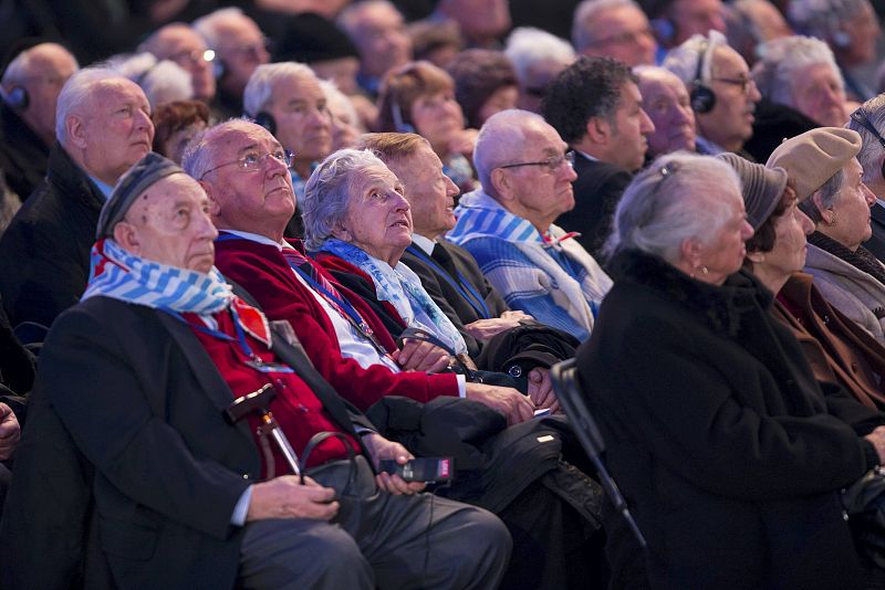 Cerca de 300 prisioneros que sobrevieron al campo de Auschwitz han estado presentes en la ceremonia.