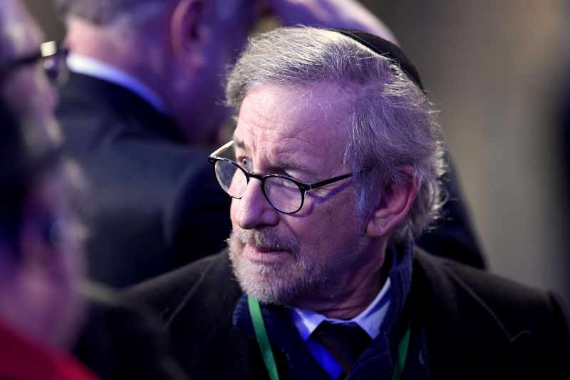 El director estadounidense Steven Spielberg, con una kipá, homenajea  a las víctimas de Auschwitz.