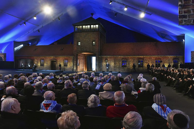 Los actos de homenaje han tenido lugar en el muro de la muerte de Auschwitz, en Auschwitz II-Birkenau, en Oswiecim-Brzezinka, Polonia.