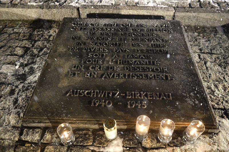Una placa en francés recuerda a las víctimás del Holocausto.