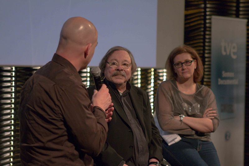 El director de 'Siete días con Alberto Corazón' conversa con el creativo durante la presentación de la película, en presencia de la directora de 'Imoprescindibles', Ana Peláez.