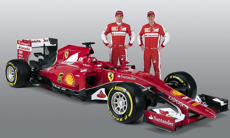Imagen de los pilotos Kimi Raikkonen y Sebastian Vettel junto al nuevo Ferrari.
