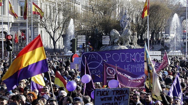 Numerosas personas aguardan junto a la fuente de La Cibeles para participar en la manifestación que Podemos ha convocado este sábado.