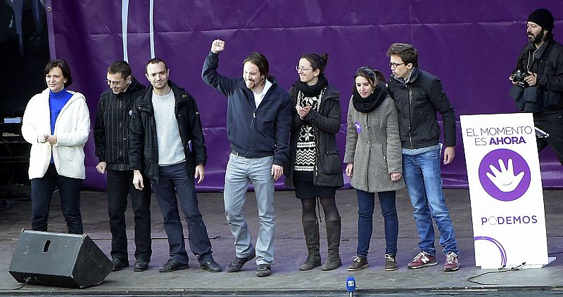 El secretario general de Podemos, Pablo Iglesias, junto a otros miembros del partido en el escenario instalado en la Puerta del Sol de Madrid.