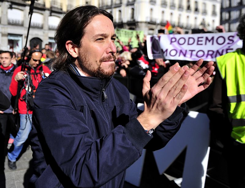 La llegada de Pablo Iglesias a la marcha ha provocado un gran revuelo entre fotógrafos y cámaras de televisión.