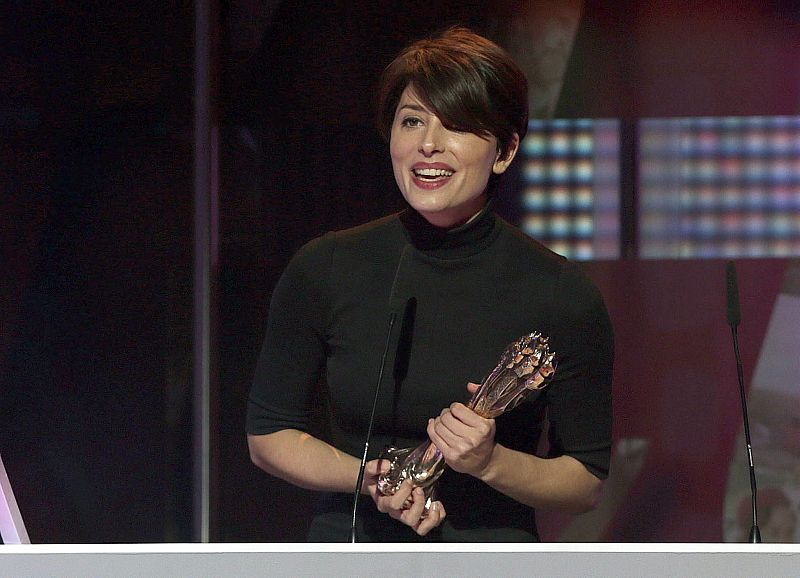 La actriz Bárbara Lennie tras recibir el premio a la mejor actriz secundaria por su papel en la película 'El Niño', durante la gala de entrega de los VII Premios Gaudí de Cine.