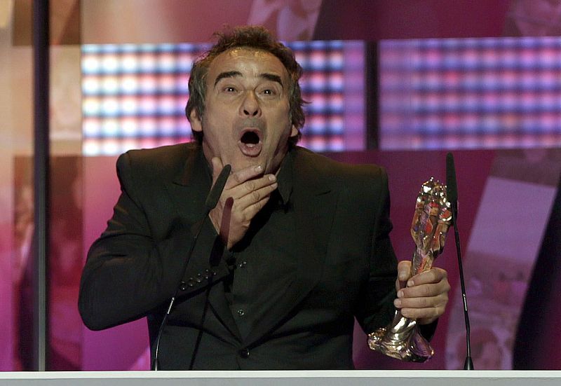 El actor Eduard Fernández tras recibir el premio al mejor actor secundario por la película 'El Niño', durante la gala de entrega de los VII Premios Gaudí de Cine en Barcelona.