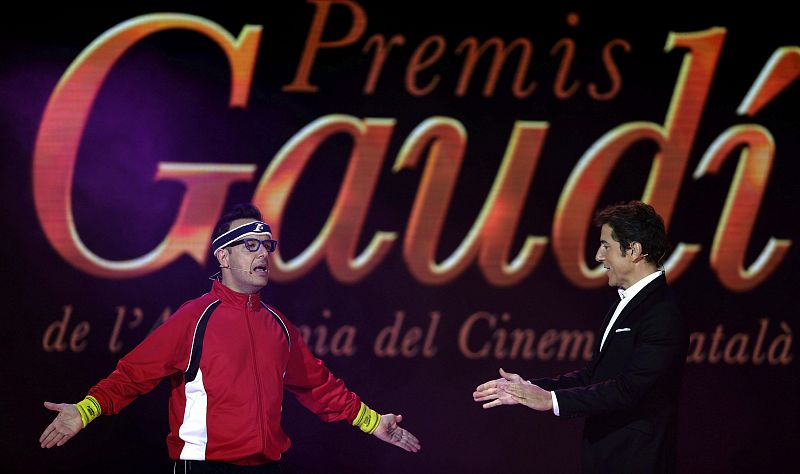 Los presentadores Ángel Llazer y Manel Fuentes durante la gala de entrega de los VII Premios Gaudí de cine.