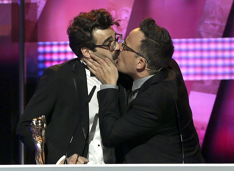 El actor David Verdaguer recibe un beso del presentador Ángel Llácer tras recibir el premio al mejor ctor protagonista por la película '10.000 km'.