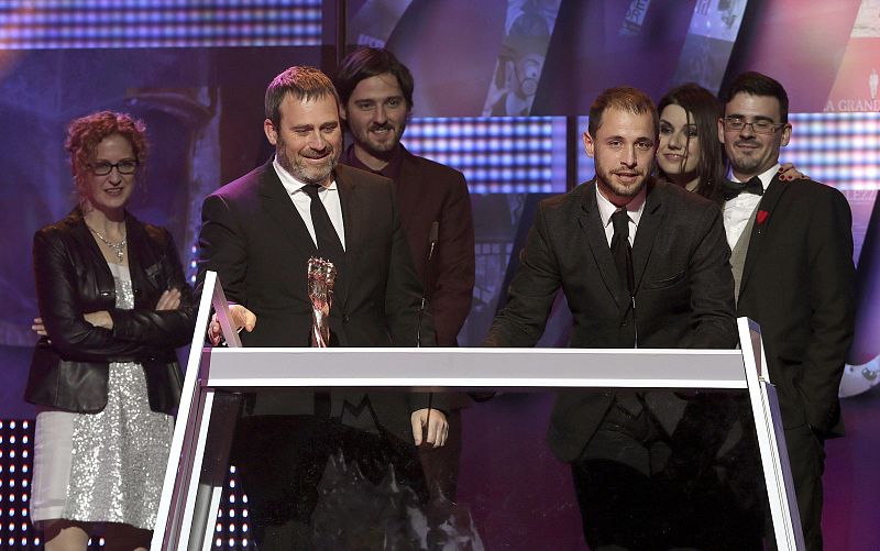 El equipo de la película '10.000 km', dirigida por Carlos Marques-Marcet, tras recibir el premio Gaudí a la mejor película no catalana.