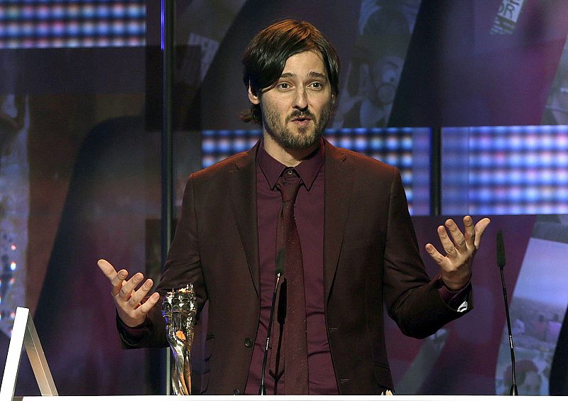 El director y guionista Carlos Marques-Marcet tras recibir el premio al mejor directror por la película '10.000 km', durante la gala de entrega de los VII Premios Gaudí de Cine.