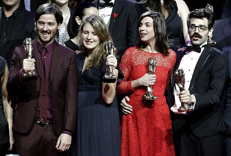 El director y guionista Carlos Marques-Marcet, su coguionista Clara Roquet y los actores Natalia Tena y David Verdaguer muestran los premios conseguidos por su película '10.000 km', tras la gala de entrega de los VII Premios Gaudí de Cine.