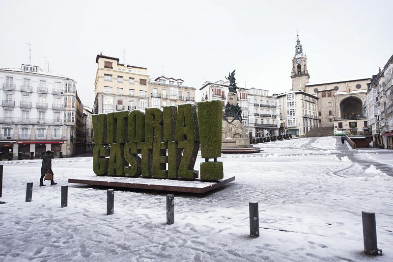 Nieve en Vitoria tras la nevada de este domingo