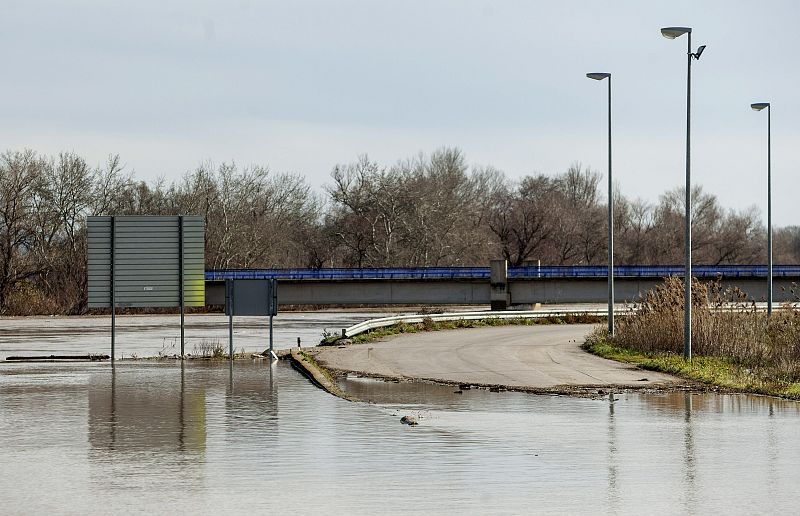 Una de las carreteras inundadas en Zaragoza