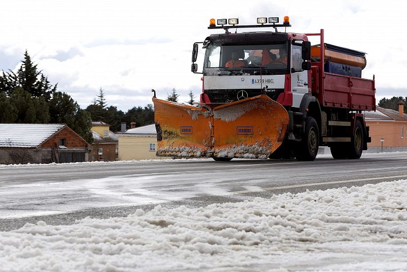 Un quitanieves en una carretera de Ávila en pleno temporal