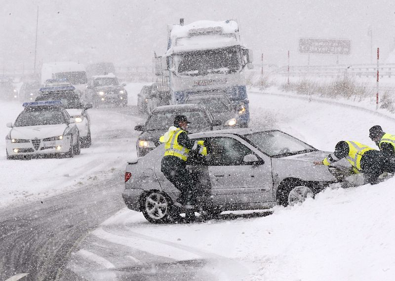 Varios guardias civiles apartan un coche accidentado en Cantabria