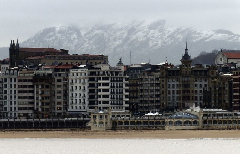 Monte nevado sobre la playa de San Sebastián