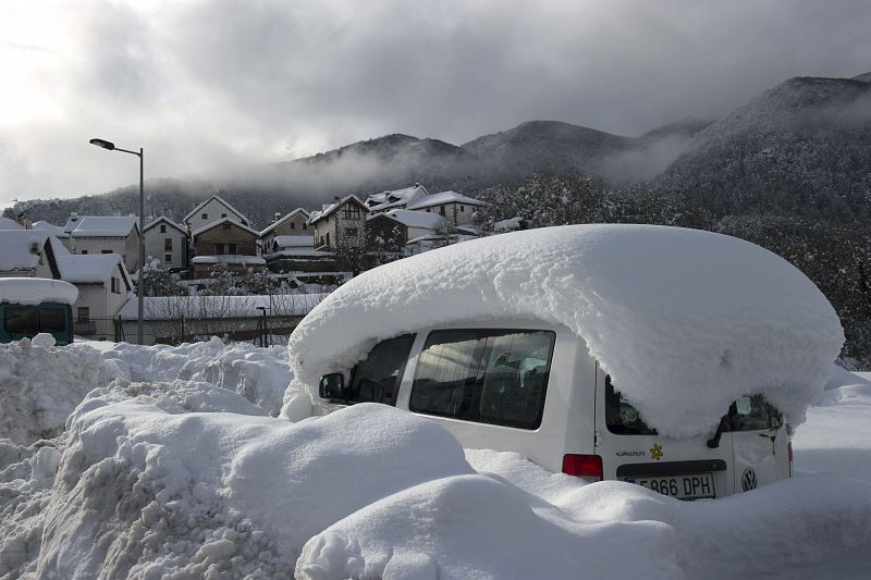 Varios coches sepultados por la nevada en Isaba, en Navarra