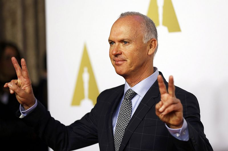 Candidato al Oscar a mejor actor por su papel en 'Birdman', Michael Keaton atiende a los medios a su llegada al almuerzo de los nominados.