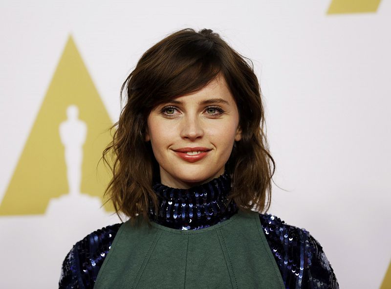 Felicity Jones, nominada a mejor actriz protagonista por 'La teoría del todo', llega a la alfombra roja del almuerzo de los nominados.