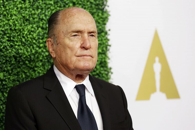 El actor nominado a mejor interpretación secundaria masculina por 'El juez', Robert Duvall, atiende a los medios a su llegada al almuerzo celebrado en Beverly Hills, California.